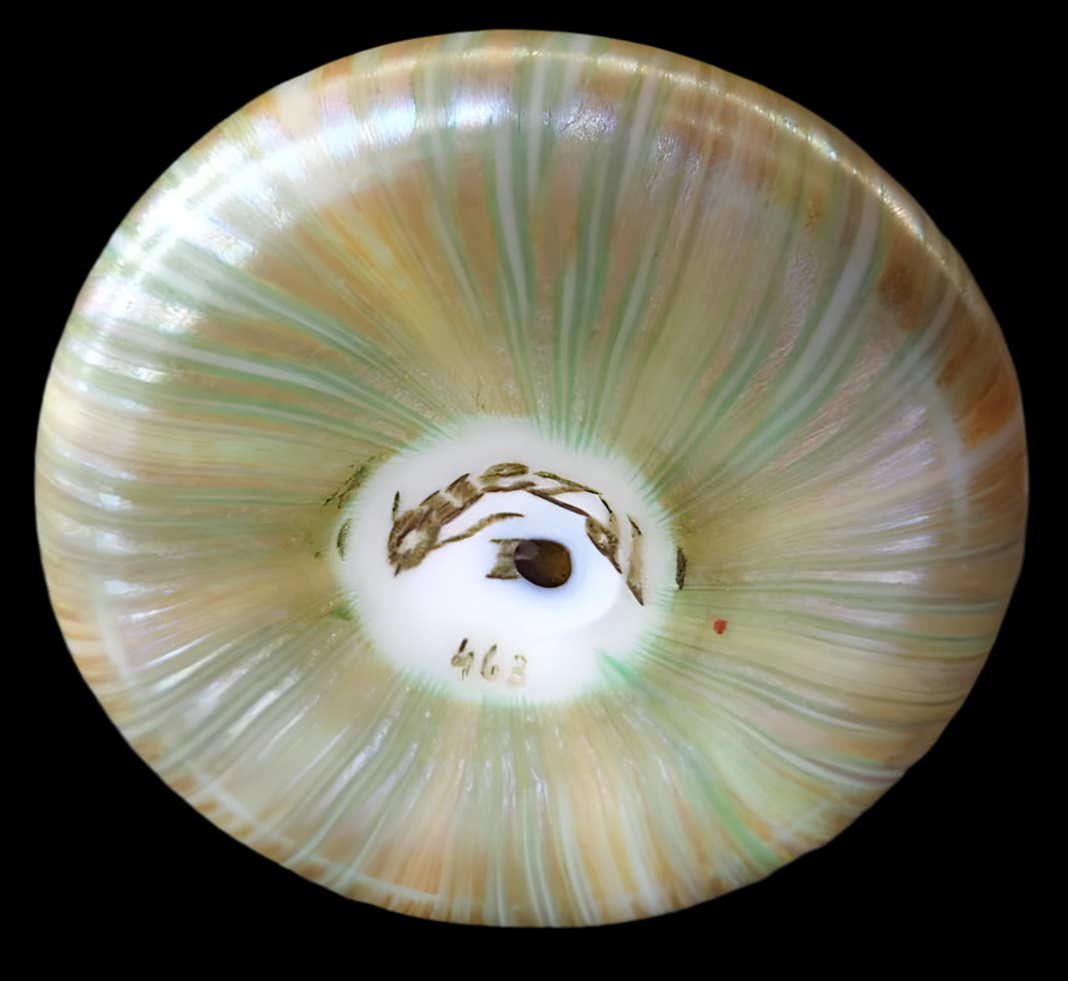 QUEZAL FLOWER FORM ART GLASS VASE