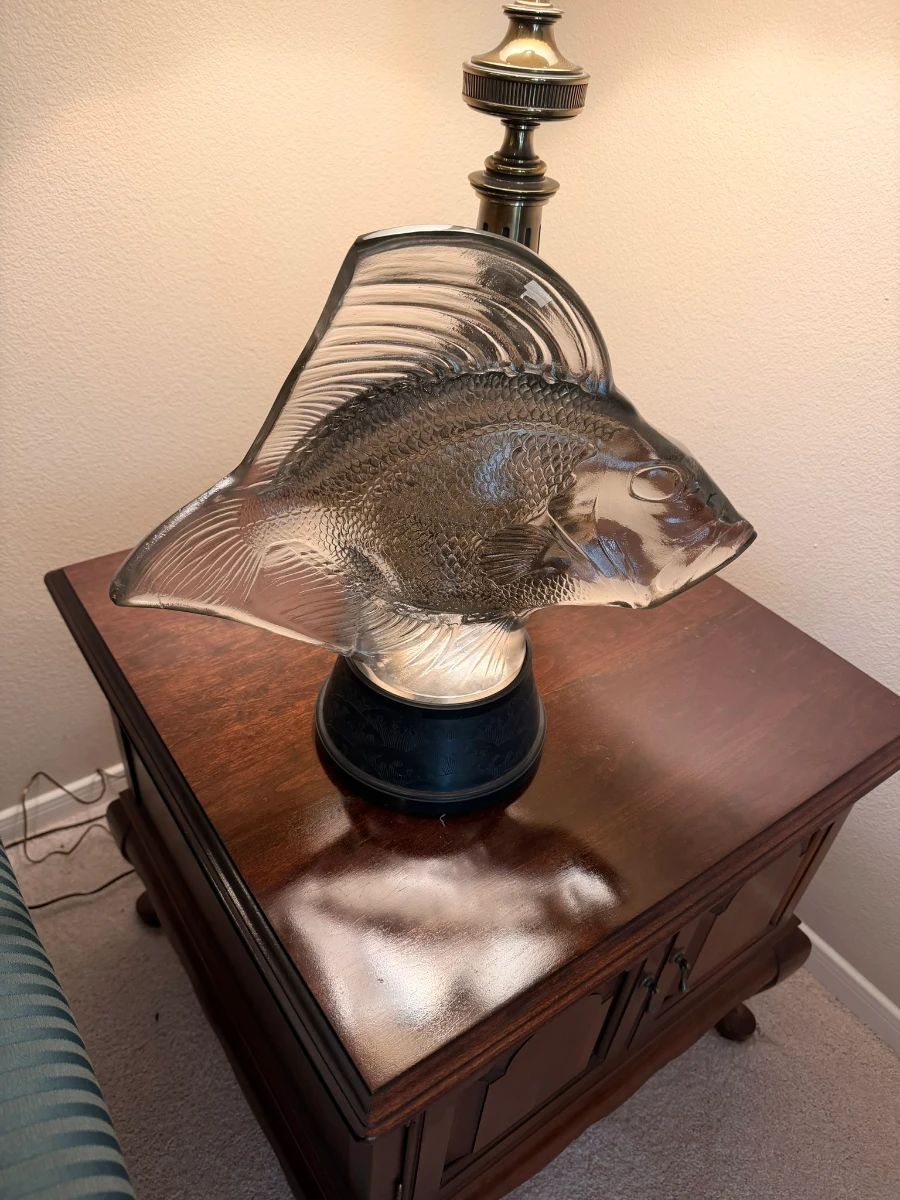 René Lalique "Gros Poisson, Vagues" Glass Fish Statuette on Illuminated Bronze Waves Base, Model No. 1100, Circa 1922